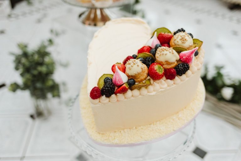 Choosing your wedding cake supplier